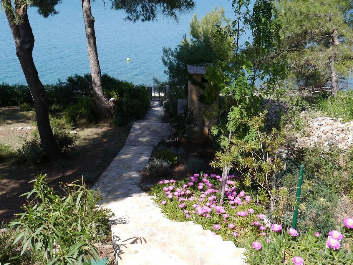 Inside/Outside Villa Slatine